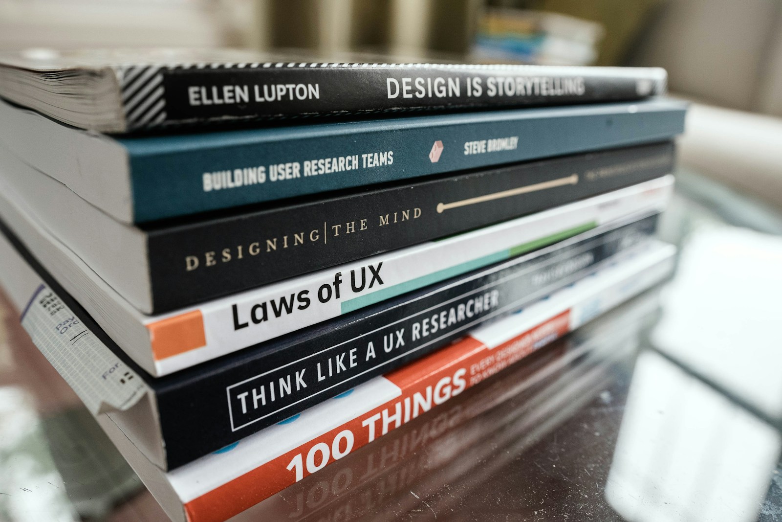 Pilha de livros sobre design e narrativa em uma mesa